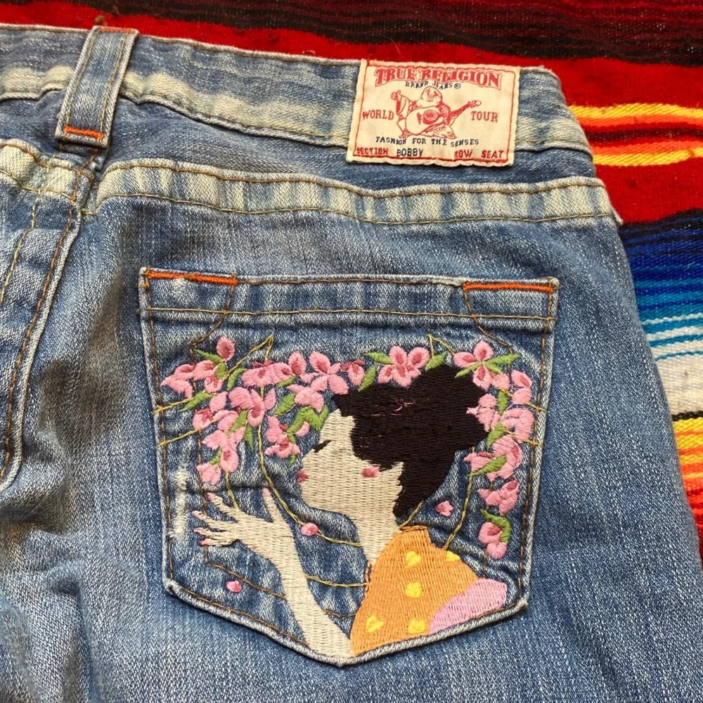 True Religion Bobby Geisha Cherry Blossom Embroidery Flare Jeans Womens Size 28